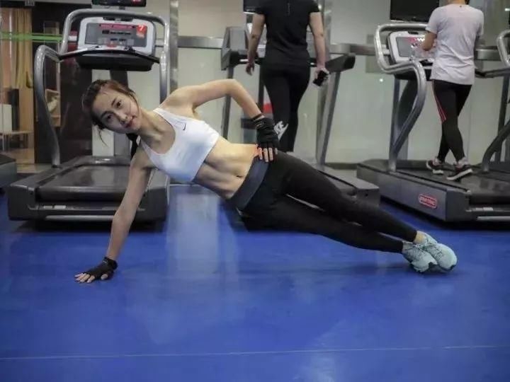 求你，不要再穿那么丑去健身房了!