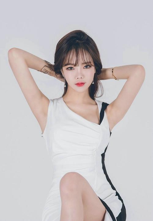 人气美女模特穿紧身连衣短裙，翘臀圆润身姿曼妙拍性感写真！