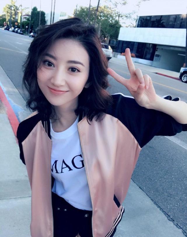 景甜的拍照姿势，图一美背迷人，图四混搭风，图六就差个风火轮了