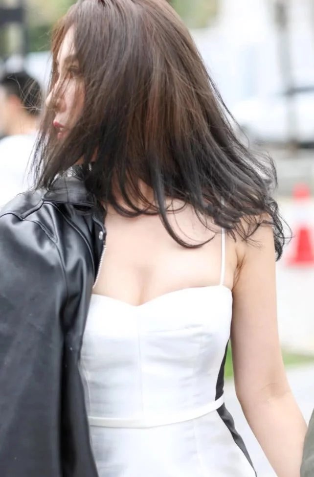 身材惹火小姐姐，紧身吊带长裙圆润丰满，展示出的诱人曲线更加确