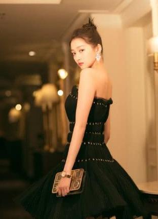 关晓彤迪丽热巴一袭黑色抹胸裙上身，身材惊艳众人，网友：这次终