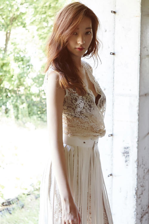 气质小姐姐蕾丝长裙大秀凹凸有致好身材，素面朝天更显精致
