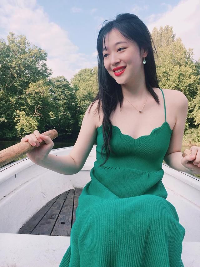 雪莉晒绿裙美照，不料撞上超模何穗，一个白到发光一个嫩得出水