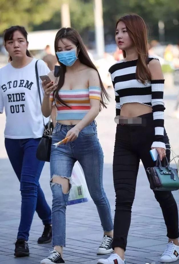 街拍：女神气质的女孩和闺蜜，曼妙可人的身材吸睛无数！
