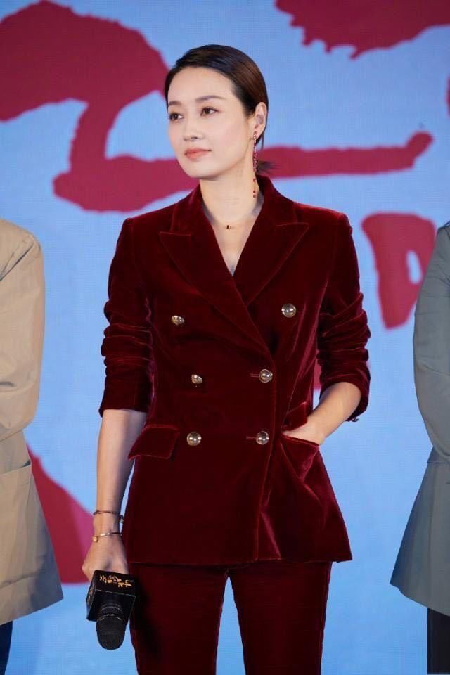 马伊琍扎马尾不好看？换回短发，穿上连体阔腿裤，简直又帅又美