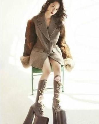 不敢想!欧阳娜娜脚踩52cm的恨天高拍杂志!网友:身高不够高跟鞋