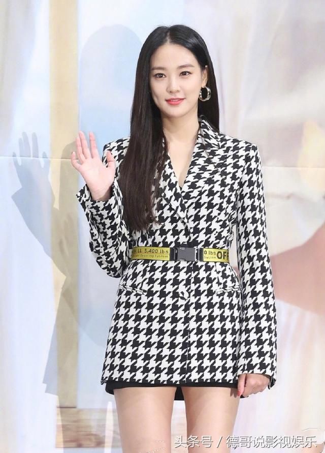 李珠妍穿西装秀细腿，但是看到周迅，大象腿和铅笔腿差距真大