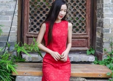 【女人】女人上了年纪,衣服不能乱穿,这5件衣服微胖穿更有气质