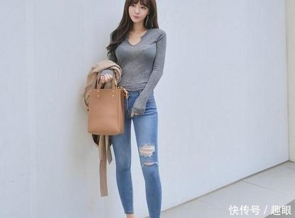 「女性」长得好看,身材紧致的女孩子,搭配牛仔裤,彰显独特魅力!
