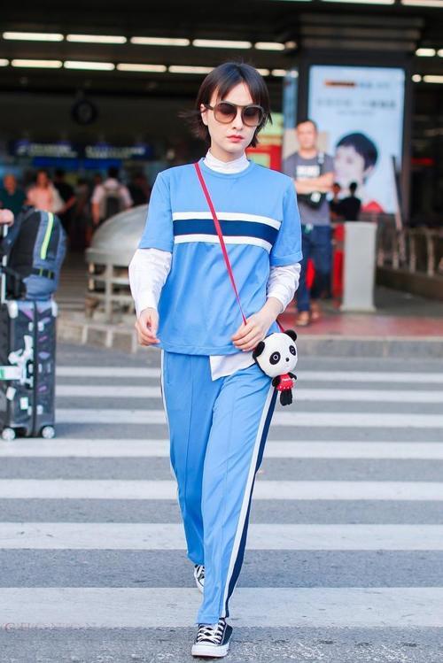 吴昕再剪赫本发型，五千块包包背出五万块高级感，难怪老外盯着看