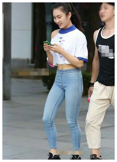 复古的牛仔裤，时尚不缺乏稳重，妹子穿上非常耐看