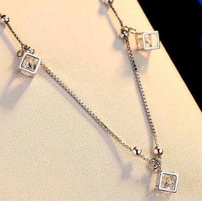 一条精致脚链，戴着更能衬托小女人气质，三寸金莲，显纤细玉足