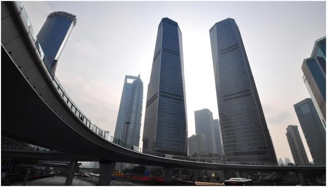 深圳的发展被说像是香港，那么上海像哪座城市？