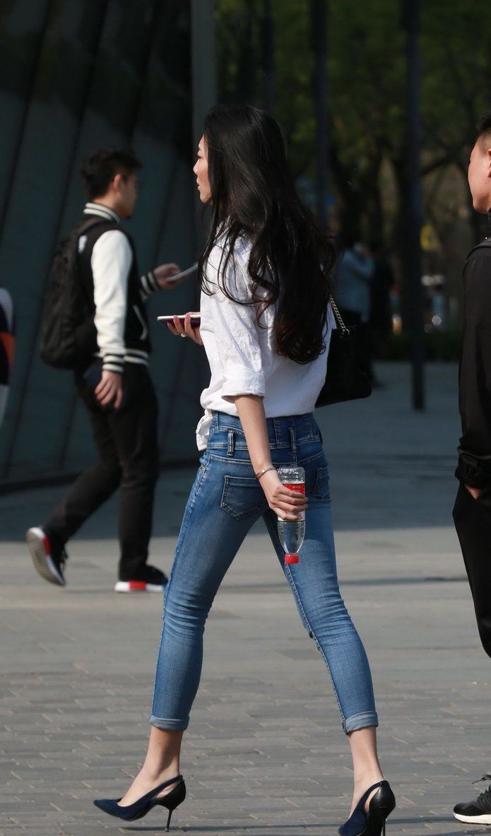 街拍:白衬衫蓝色牛仔裤美女，时尚又洋气