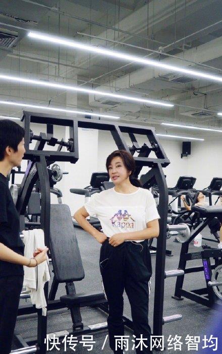  【健身房】刘晓庆近照曝光，健身房练出黄金比例，65岁活得像三十出头一样
