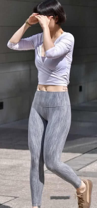 可爱小姐姐紧身运动裤绷出肥硕臀型，Q弹十足