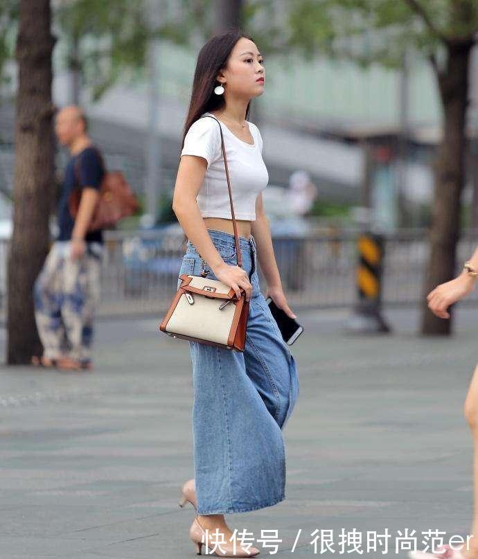 这么前卫酷帅的小姐姐确实很少见，倒是旁边的男友没什么气场！