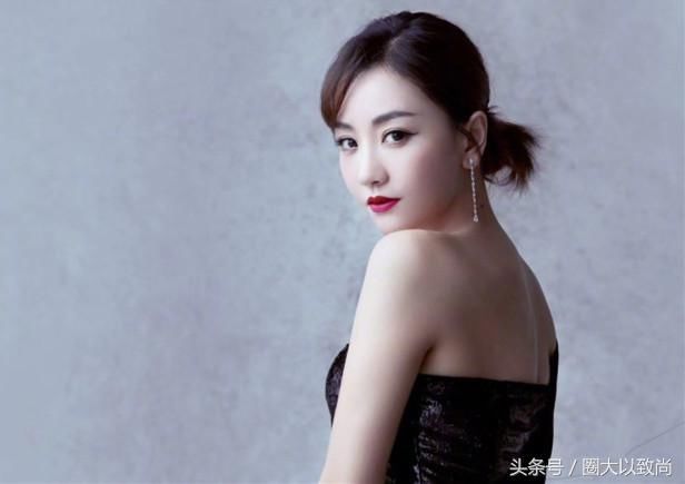 37岁杨蓉牛掰，穿黑色抹胸裙比宋茜还时尚显身材，人老更爱美？