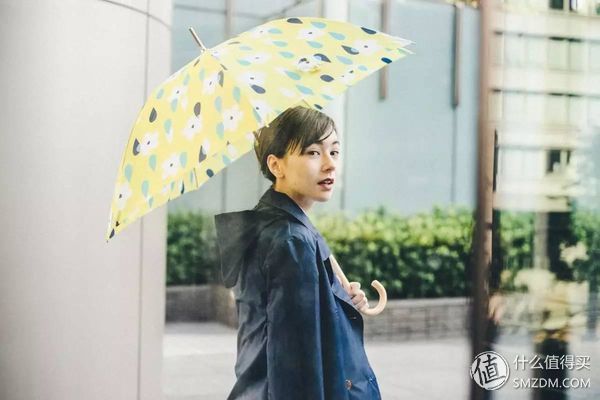打上时髦小伞，穿上有范儿的雨鞋，雨季也能Pick好心情!