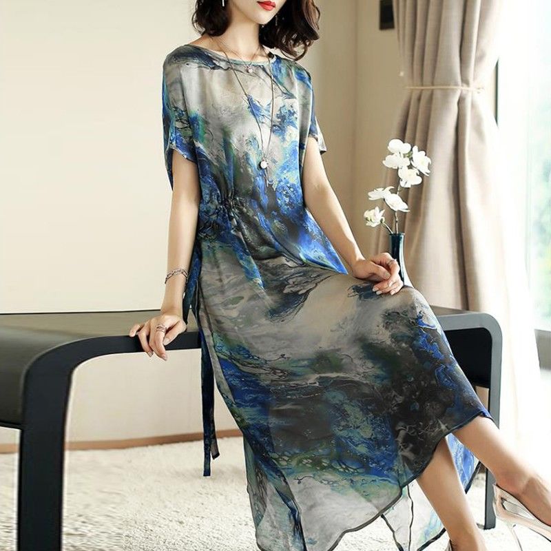 太神奇了!被老婆惊艳到了!因穿高档A字裙，高贵嫩美不像53岁