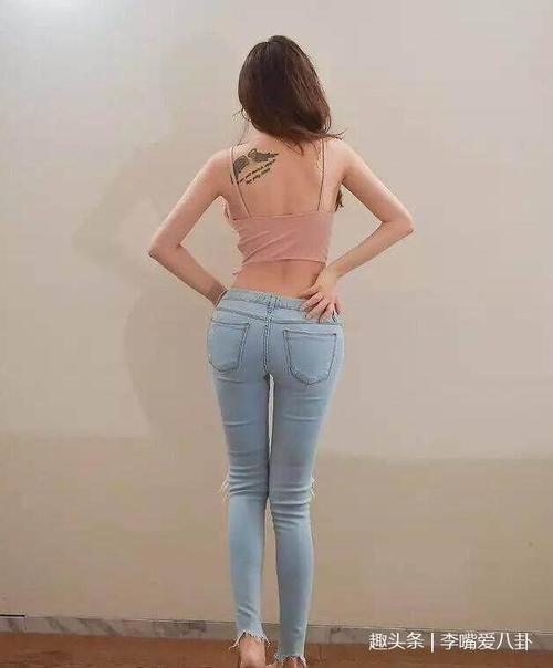 路人街拍，性感小姐姐穿着火辣又个性，这身材也真的太好了吧！