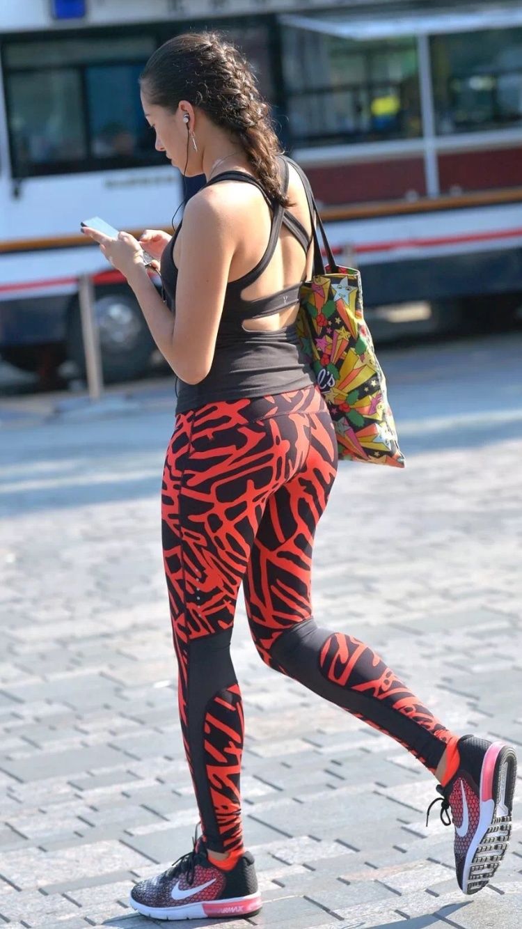 街拍丨这篇全是穿紧身裤的美女，进来看翘臀美腿!