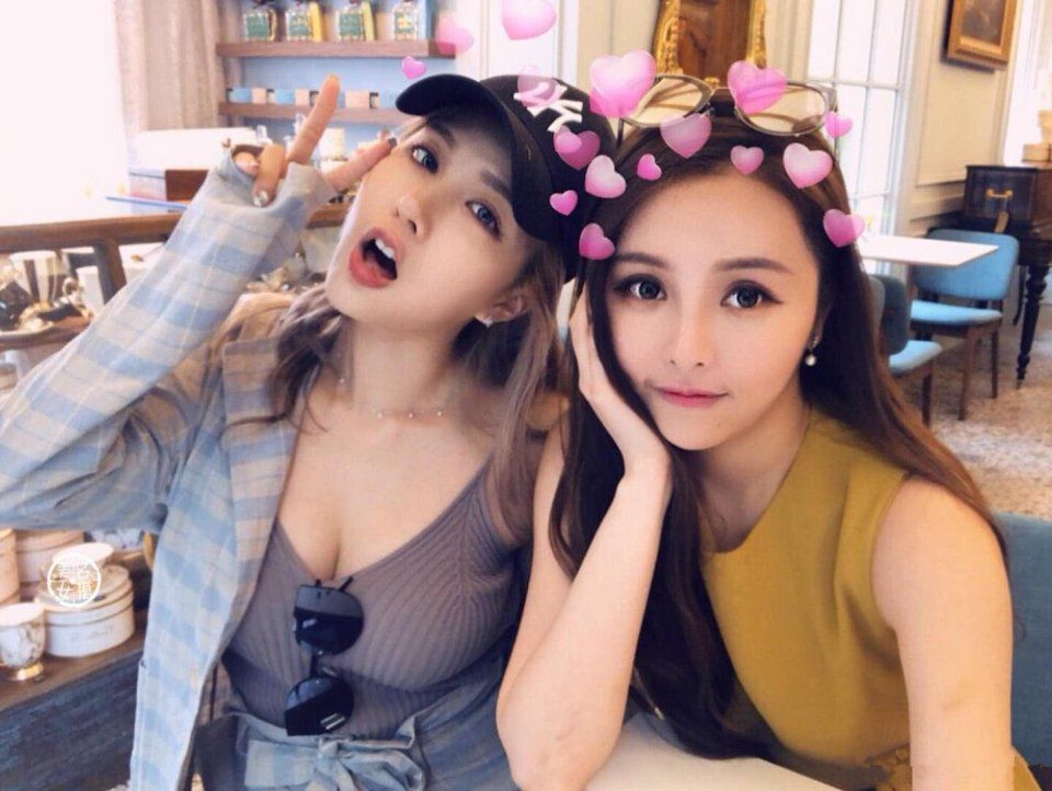 街拍|一个性感奔放，一个甜美精致，小哥哥你还好吗?