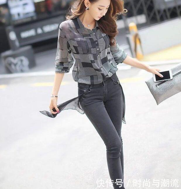 非常简单的紧身牛仔裤，衬托出女人十足的魅力！