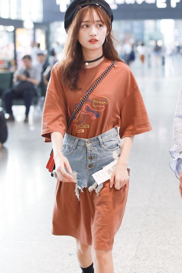 被黄婷婷雷到！穿男友裙外面再穿个牛仔裤头，网友：想把它扒下来