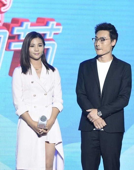  变身■何姿秦凯变身现身，女的穿白色长裙气场震撼