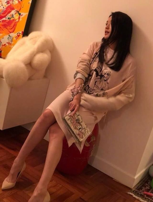 同样42岁，当赵薇碰到舒淇，生过孩子的就是不一样