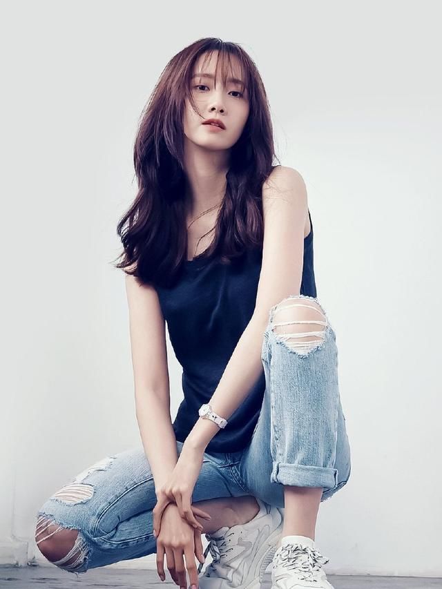 林允儿造型成迷，一身西装帅气十足被她的珍珠拖鞋抢镜！