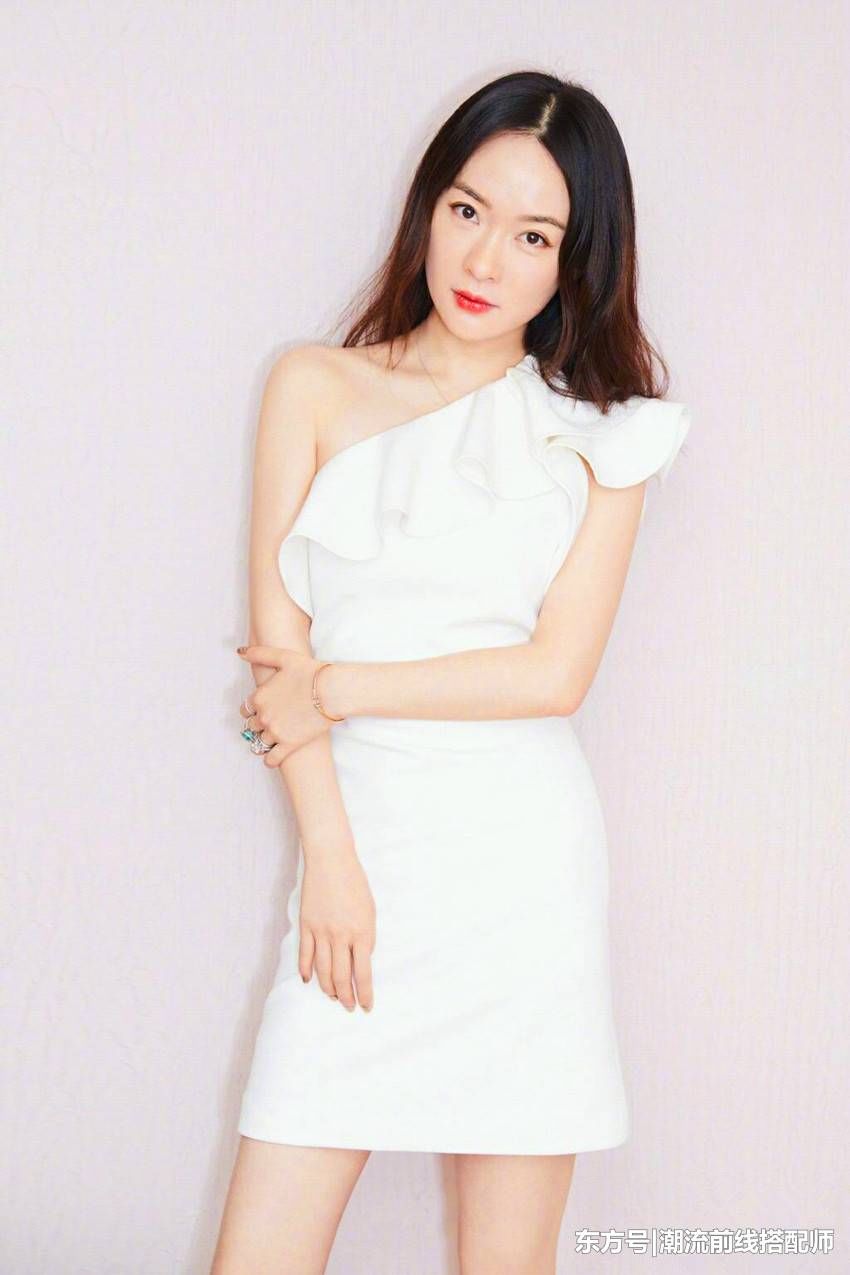 当霍思燕和高圆圆同穿半露肩白裙，网友:见识了少女和女神的差距