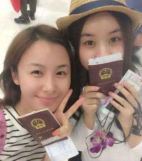 赵丽颖与闺蜜同游泰国, 素颜照被晒出, 网友怒批: 幻想破灭