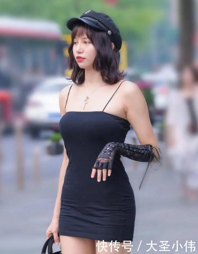 『连体』美女街拍:黑色吊带连体裙,这是对自己身材极度自信的表现