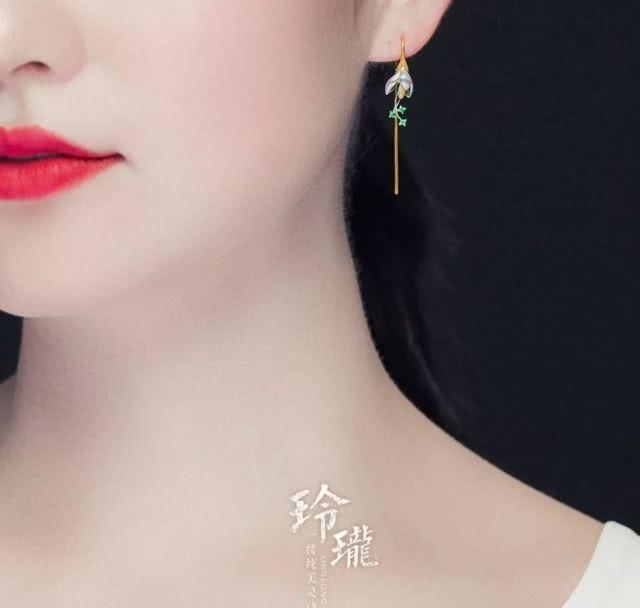 #佩戴#想要戴出女神范,教你一招——翡翠耳环!