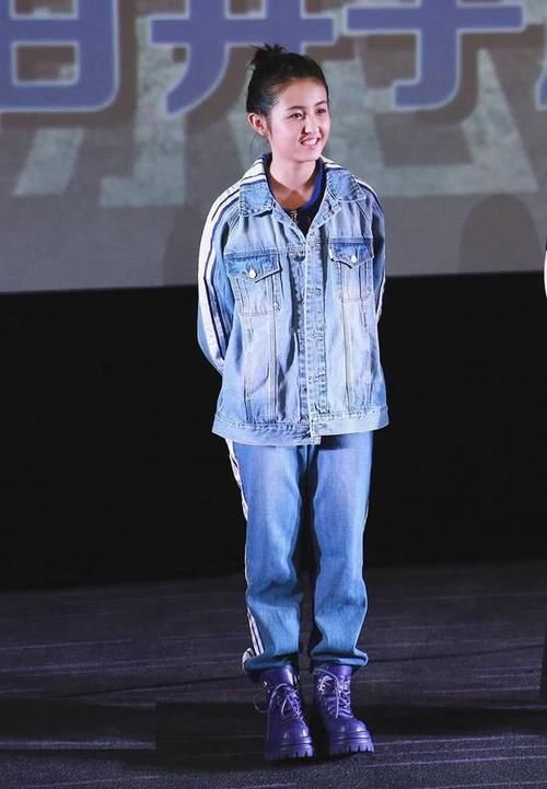 张子枫不刻意为了增高穿高跟鞋了，换双马丁靴，格外的时髦!