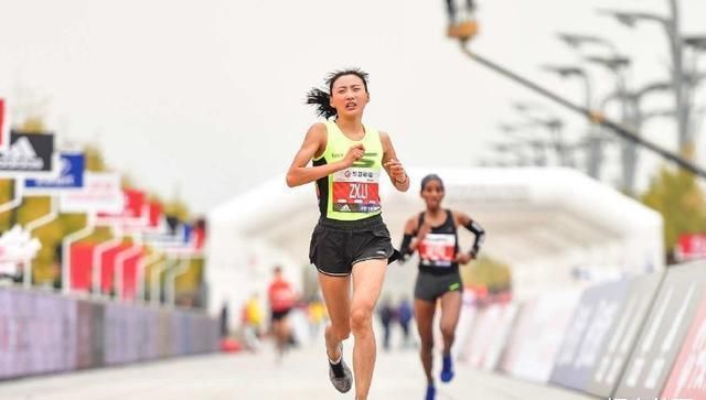  『连大气都没』女子跑马拉松夺冠, 却大气都没喘! 亚军季军: 我们没看见她