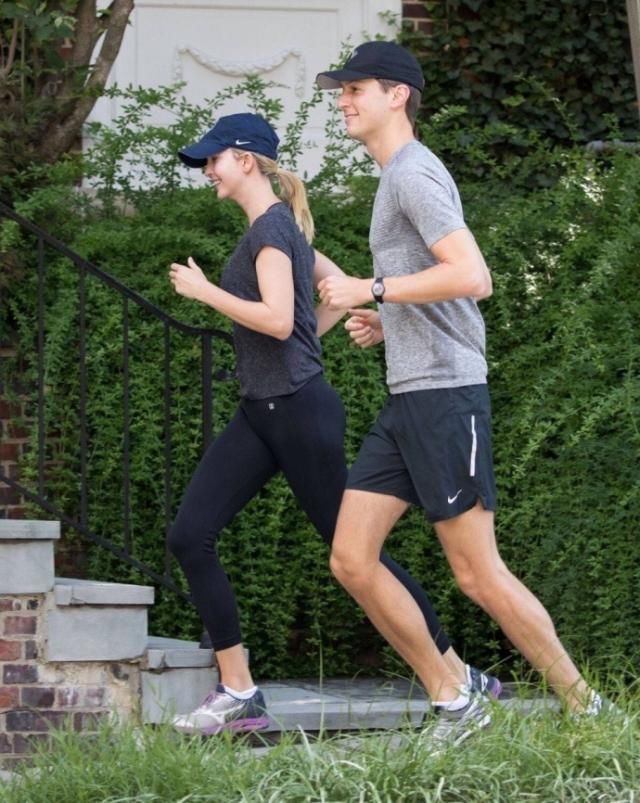 『看起来』伊万卡身材好不是没道理,穿健美裤跟丈夫晨跑,一路打闹像个孩子