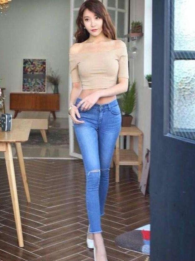 优美秀丽的牛仔裤美女,线条顺滑,衬托的气质温婉优雅!