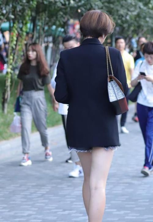  『显得』潮范儿女神来了，街拍：媚态如风的小姐姐，一条红色的连衣裙，时尚优雅风采迷人