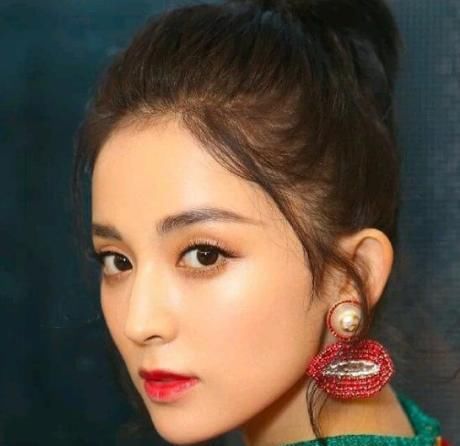  『线会』发际线高的女生,别总扎这3种发型,否则发际线会悄悄“上移”!