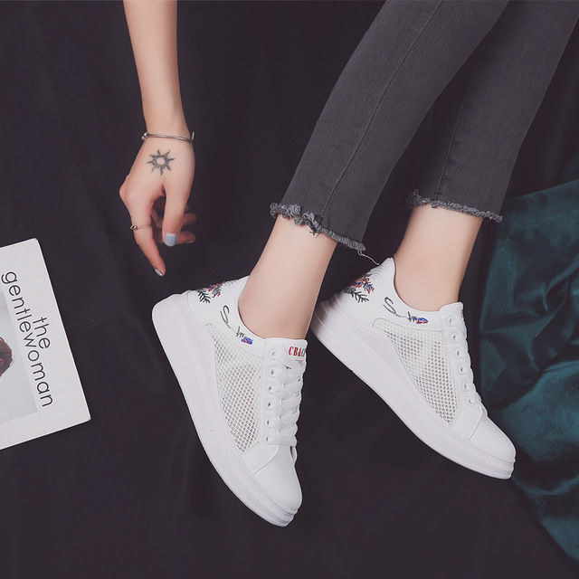 我就奇怪了，为什么女人都喜欢出小白鞋，看完才明白了