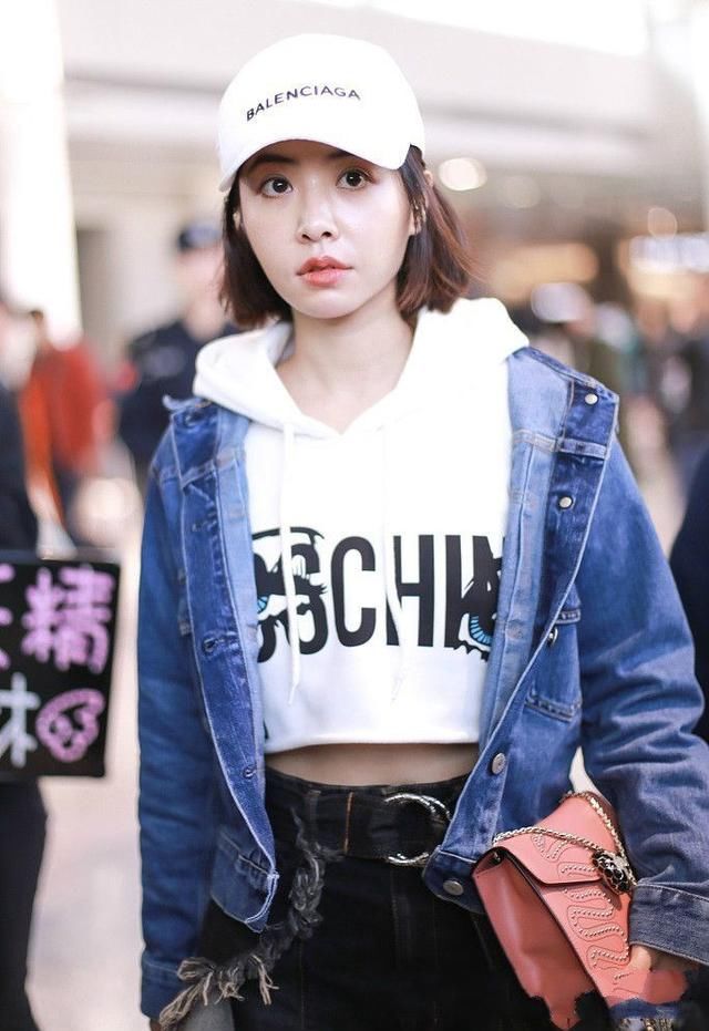 蔡依林身穿紧身皮裤现身，网友:30度高温，你当真不热?