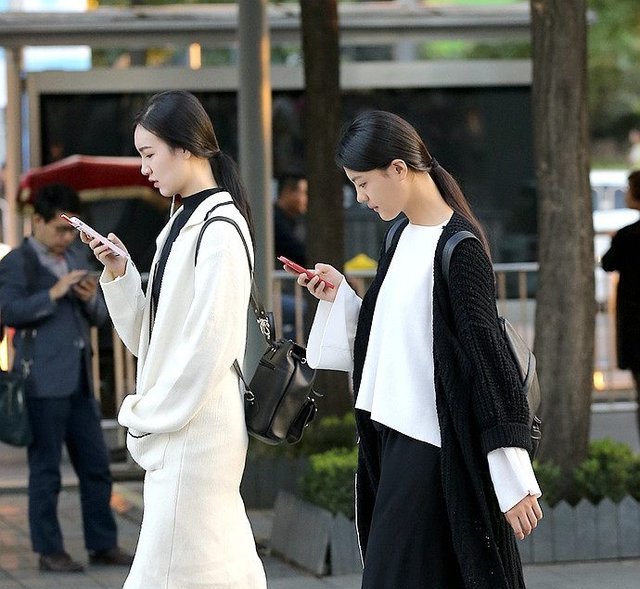 街拍俊逸形体窈窕之女，既不显山露水地张扬，大街上很难才能看到