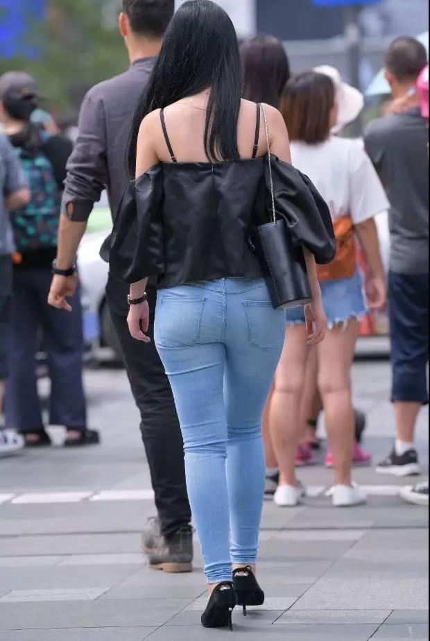 穿紧身牛仔长裤的性感风韵美女，自信才是发自内心的美！