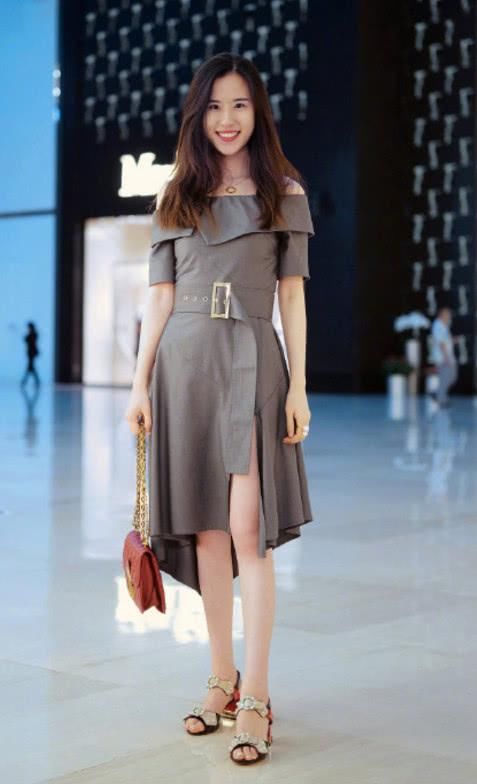 网红手捧奶茶走红，被称第二个奶茶妹！网友：没有对比就没有伤害