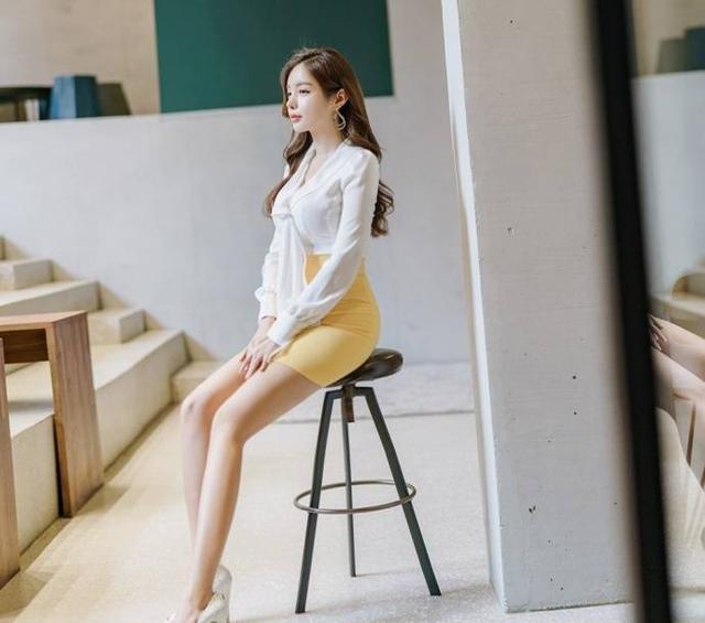 街拍: 小姐姐夏天露肩度过炎热，图1妹子这吊带绳太细!