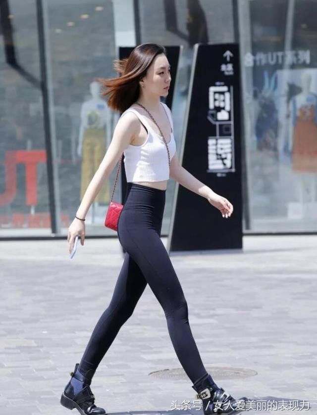 敢于穿打底裤出门逛街的姑娘，不仅拥有气质而且还很时尚