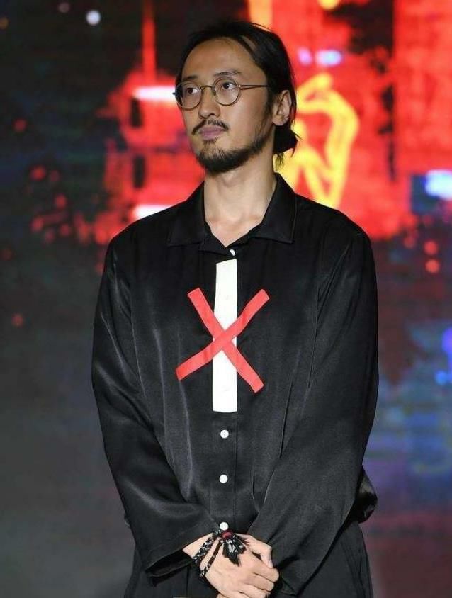 王传君演技火了之后,穿衣风格也火了,男人穿成这样真的很迷人